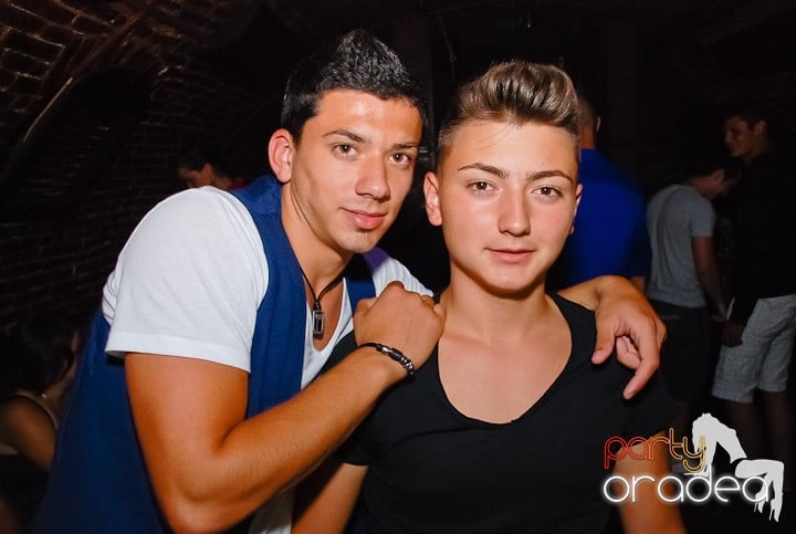 Dans şi distracţie în Club Escape, 