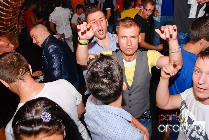 Dans şi distracţie în Club Escape, 