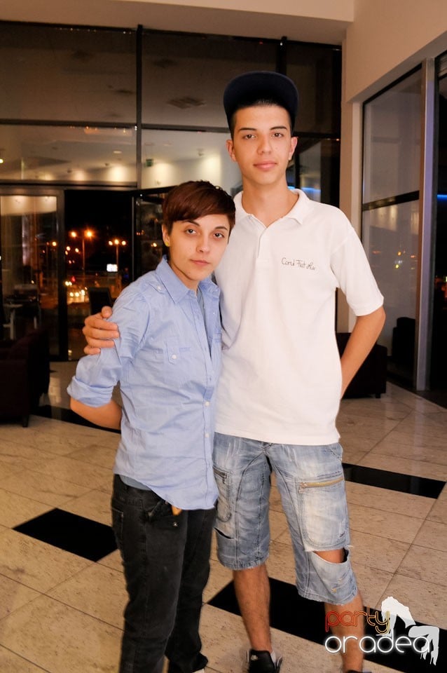 Dans şi karaoke în Blondy's Art Café, 