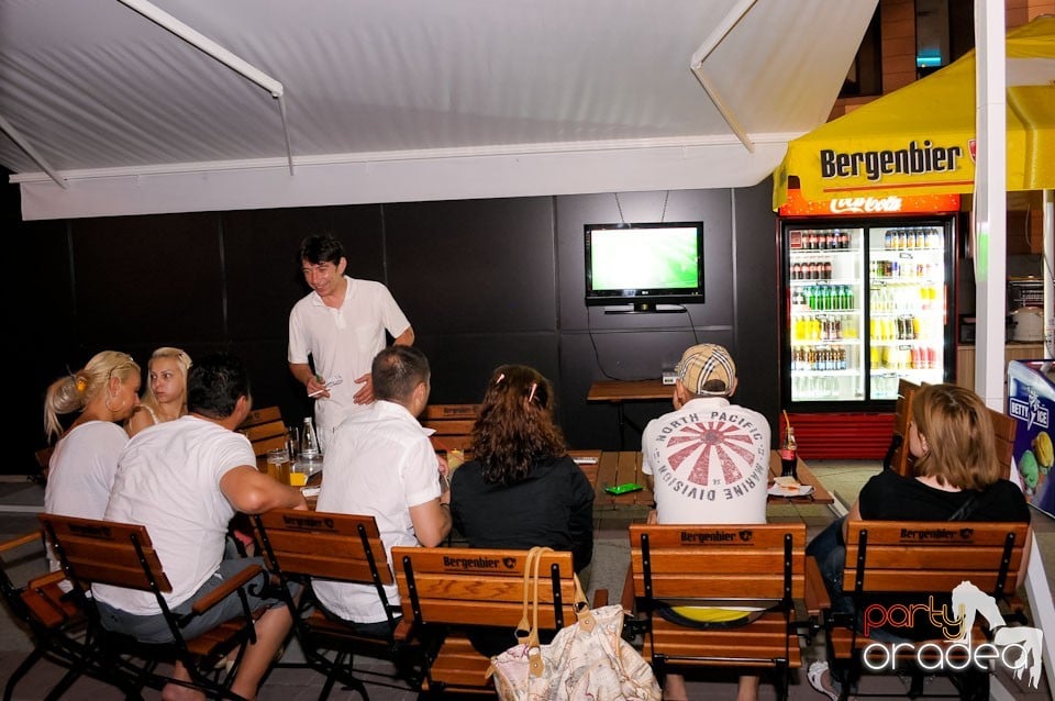 Dans şi karaoke în Blondy's Art Café, 