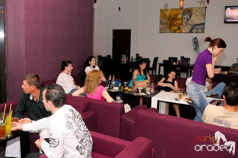 Dans şi karaoke în Blondy's Art Café, 