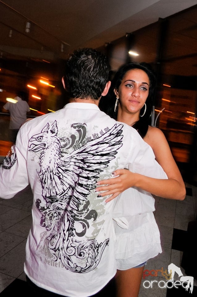 Dans şi karaoke în Blondy's Art Café, 