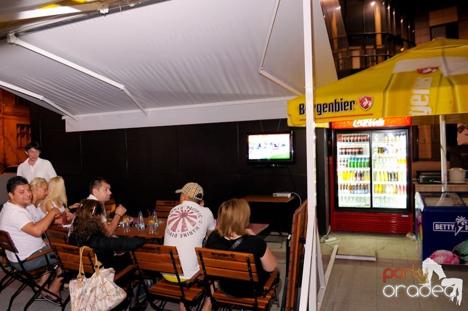 Dans şi karaoke în Blondy's Art Café, 