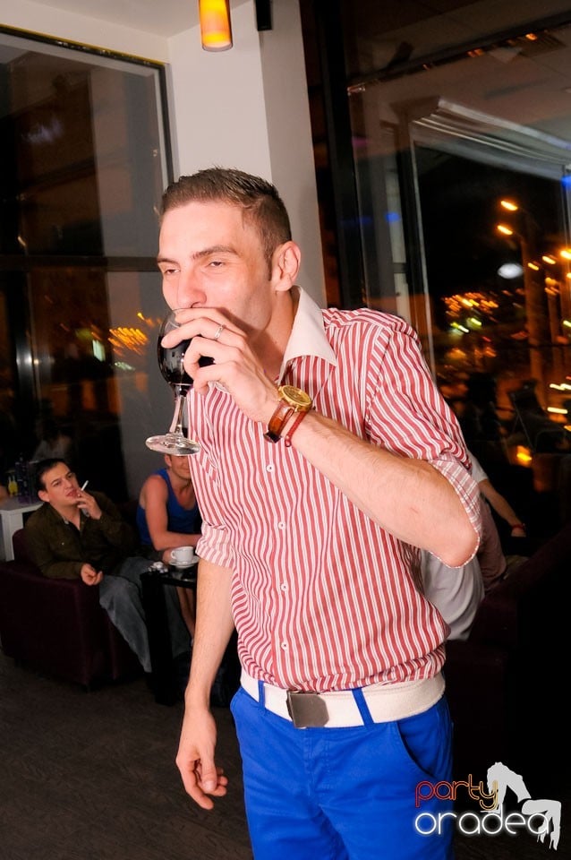 Dans şi karaoke în Blondy's Art Café, 