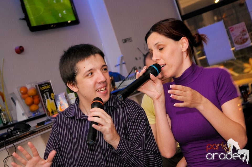 Dans şi karaoke în Blondy's Art Café, 