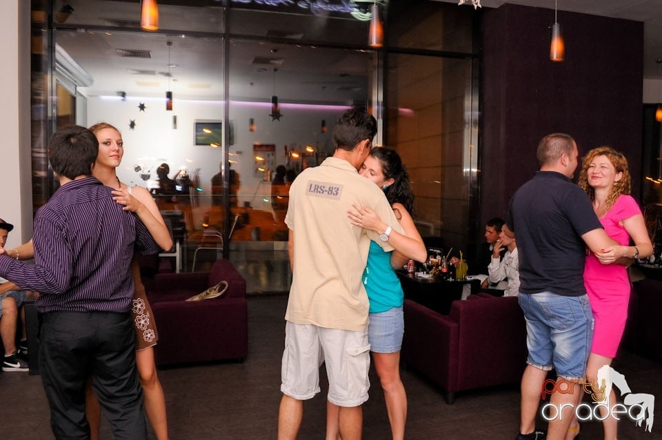 Dans şi karaoke în Blondy's Art Café, 