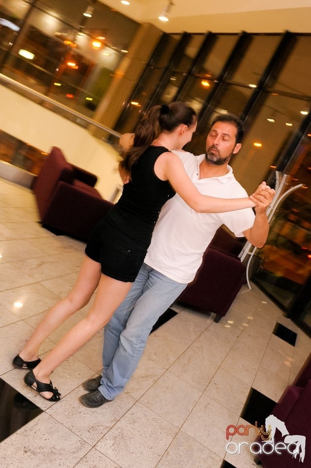 Dans şi karaoke în Blondy's Art Café, 