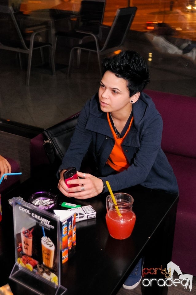 Dans şi karaoke în Blondy's Art Café, 