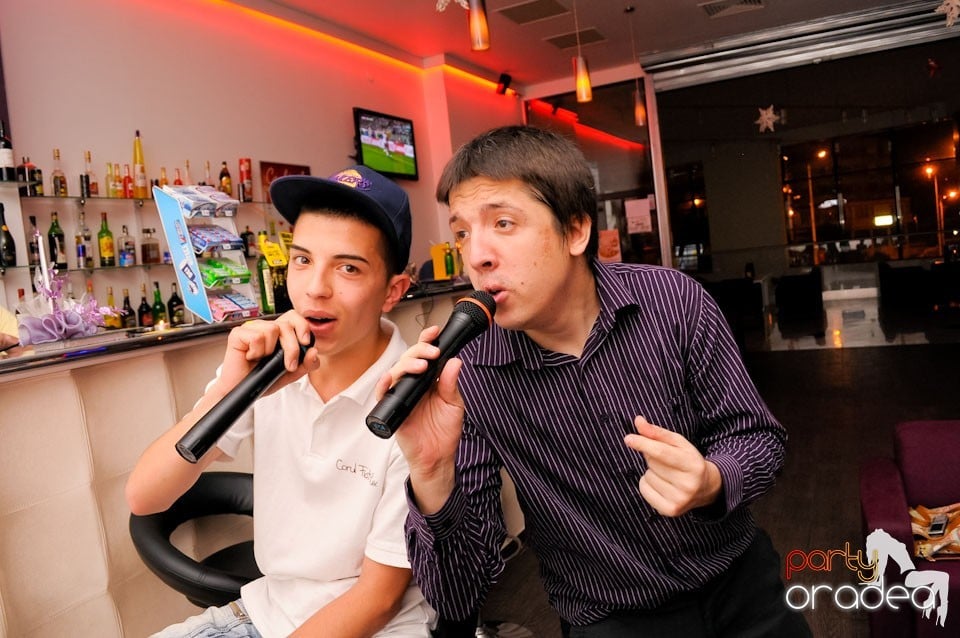 Dans şi karaoke în Blondy's Art Café, 