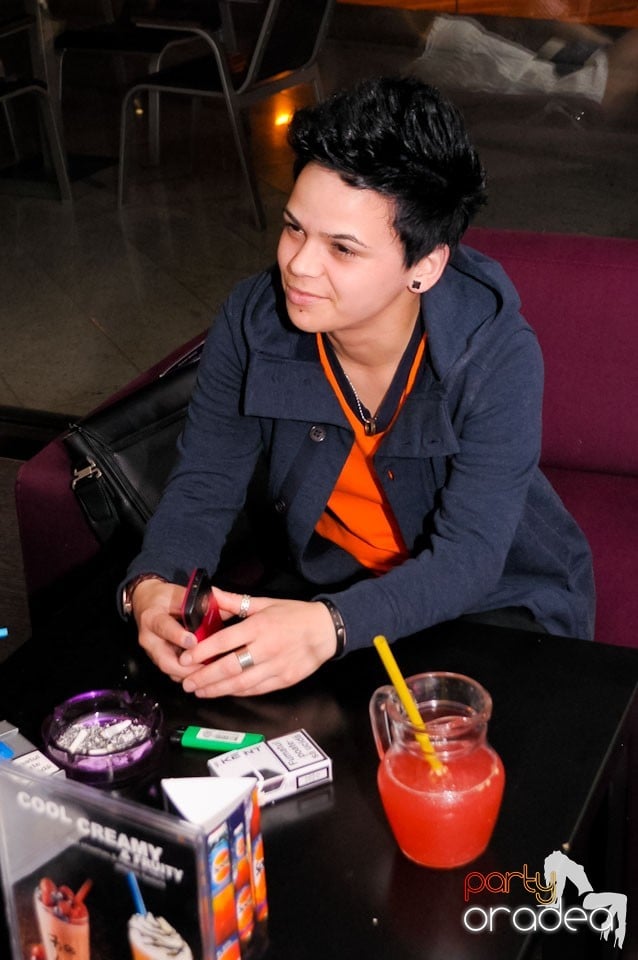 Dans şi karaoke în Blondy's Art Café, 