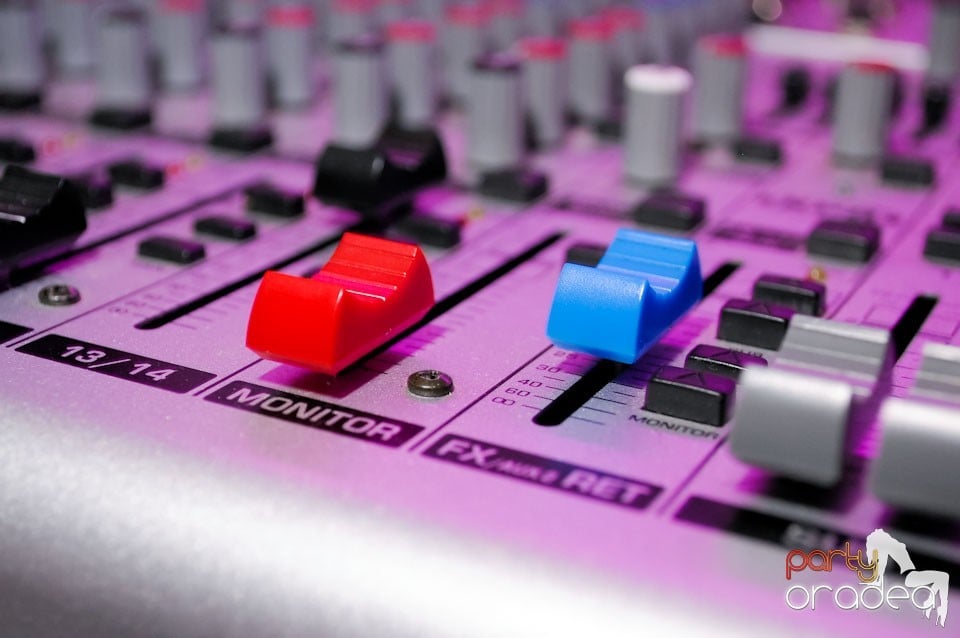 Dans şi karaoke în Blondy's Art Café, 