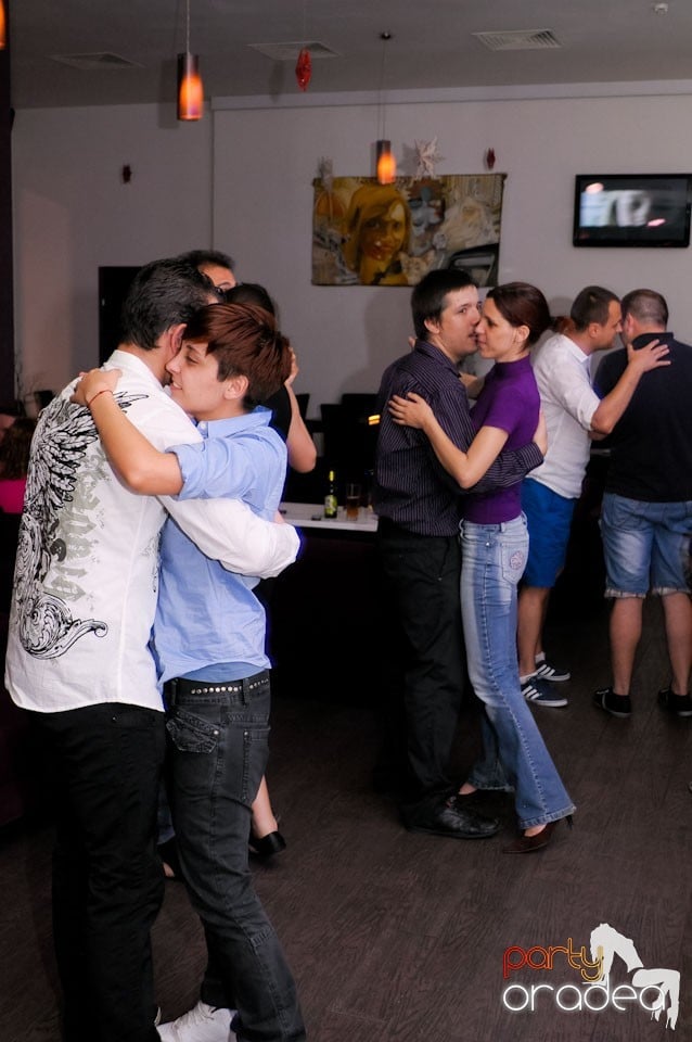 Dans şi karaoke în Blondy's Art Café, 