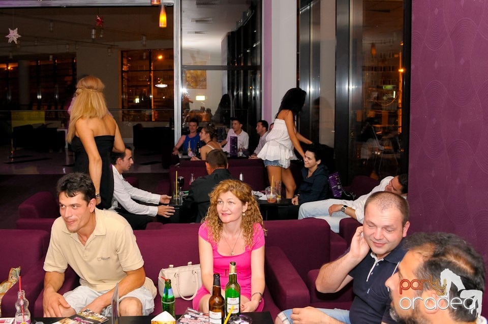 Dans şi karaoke în Blondy's Art Café, 