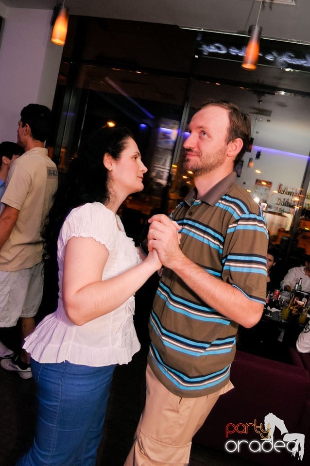 Dans şi karaoke în Blondy's Art Café, 