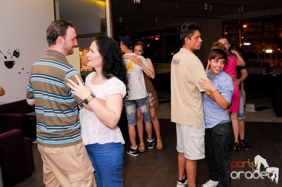 Dans şi karaoke în Blondy's Art Café, 