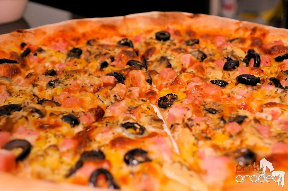 Dans şi karaoke în Blondy's Art Café, 