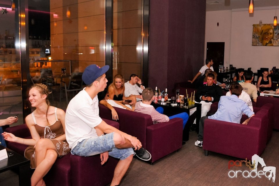 Dans şi karaoke în Blondy's Art Café, 