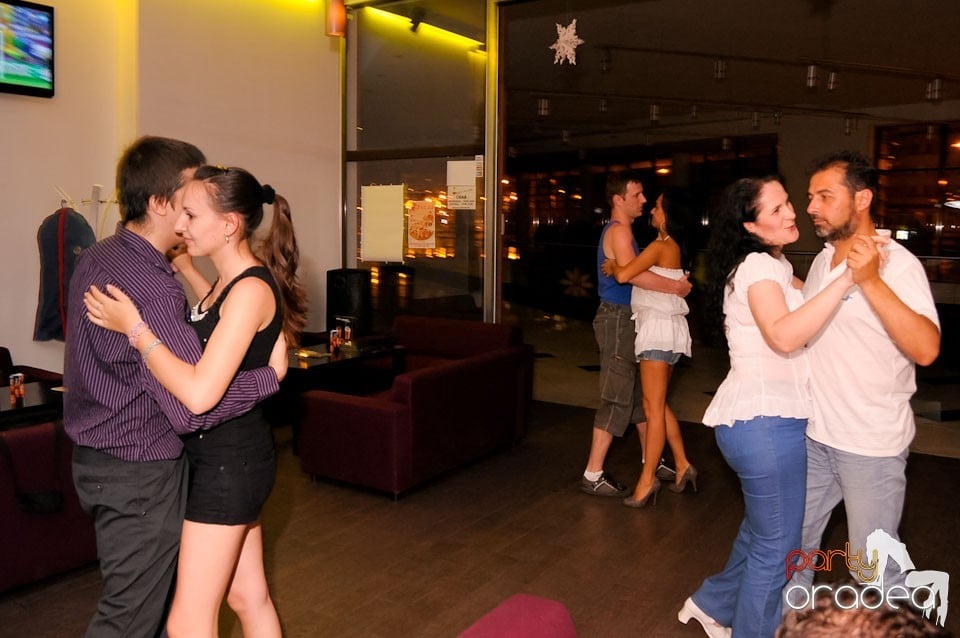 Dans şi karaoke în Blondy's Art Café, 