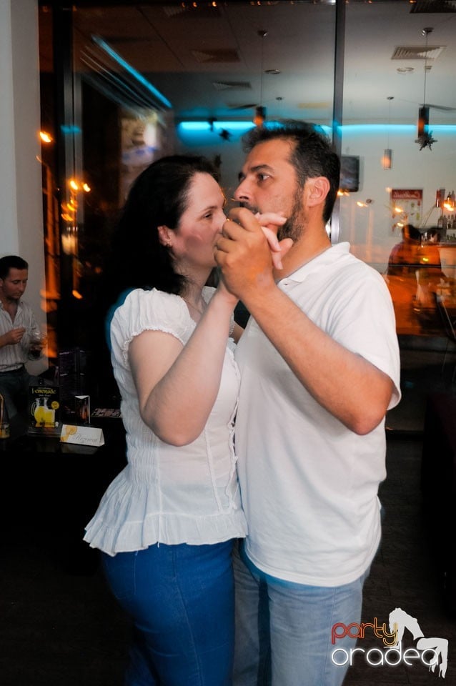 Dans şi karaoke în Blondy's Art Café, 