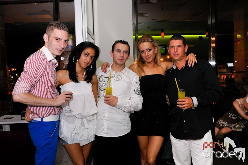 Dans şi karaoke în Blondy's Art Café, 