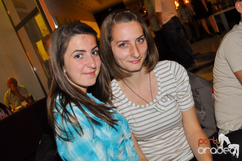 Dans şi voie bună în Blondy's Art Café, 