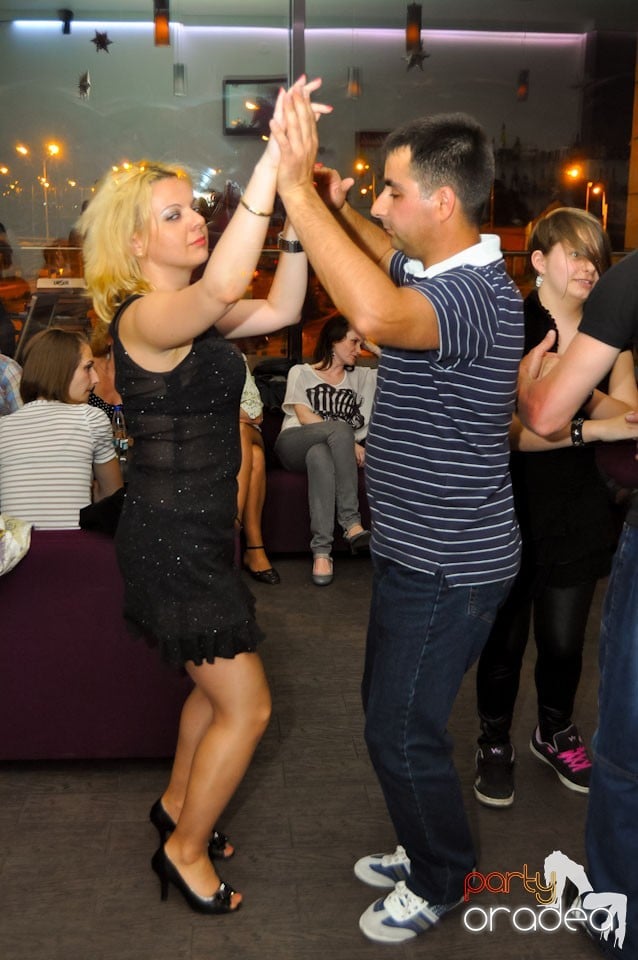 Dans şi voie bună în Blondy's Art Café, 