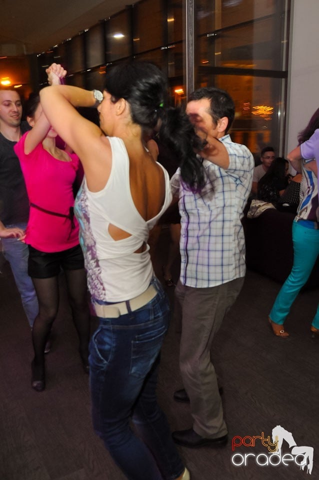 Dans şi voie bună în Blondy's Art Café, 