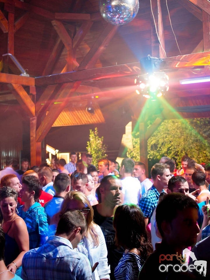 Discovery & PLSCB feat. Tia în Disco Faház, 