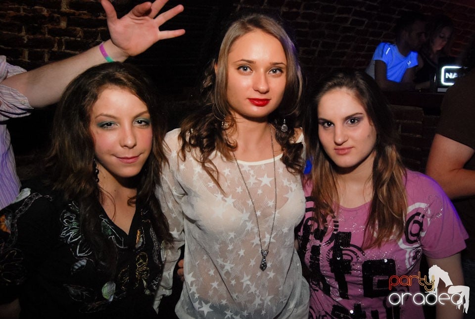 Distracţia continuă în Club Escape, 