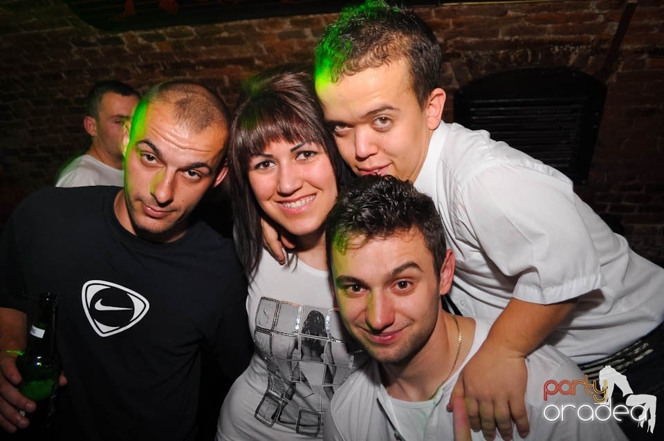 Distracţia este garantată în Club Escape, 