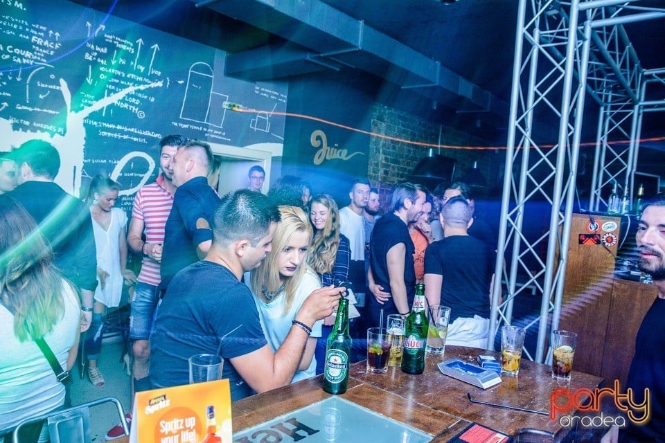 Distracţie alături de Albui, Juice