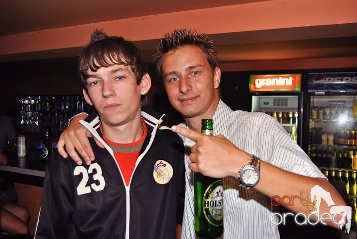 Distracţie de weekend în Club Seven, 