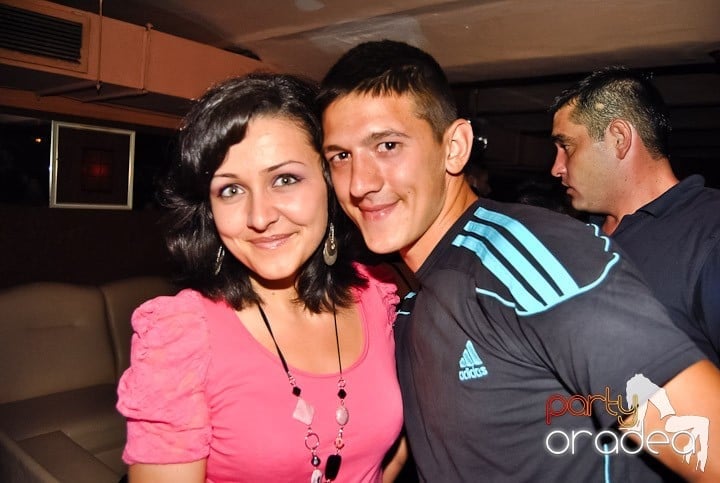 Distracţie de weekend în Club Seven, 