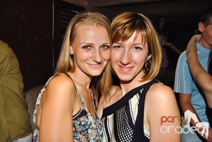 Distracţie de weekend în Club Seven, 