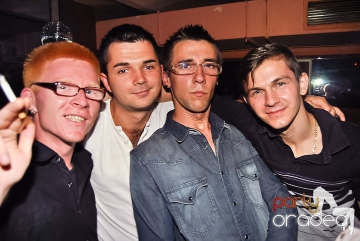 Distracţie de weekend în Club Seven, 