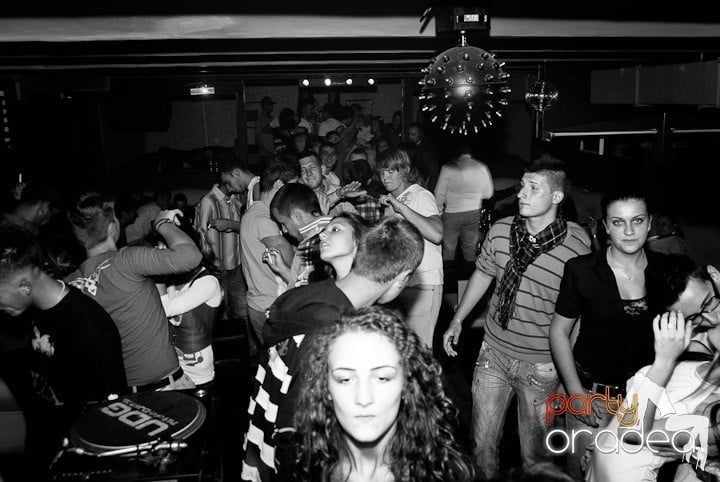 Distracţie de weekend în Club Seven, 
