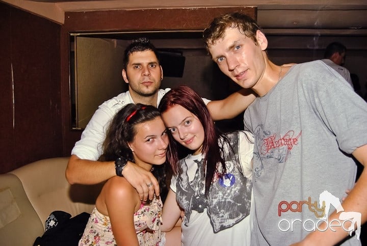 Distracţie de weekend în Club Seven, 