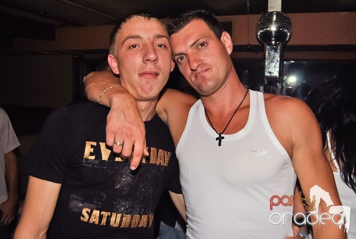 Distracţie de weekend în Club Seven, 