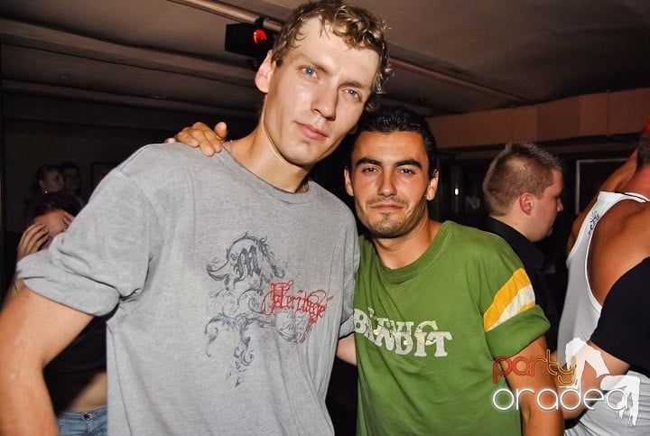 Distracţie de weekend în Club Seven, 