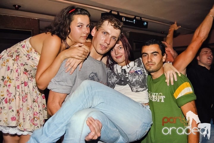 Distracţie de weekend în Club Seven, 