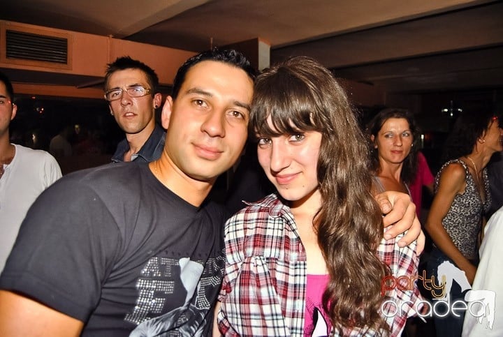 Distracţie de weekend în Club Seven, 