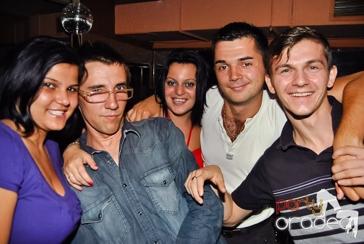 Distracţie de weekend în Club Seven, 