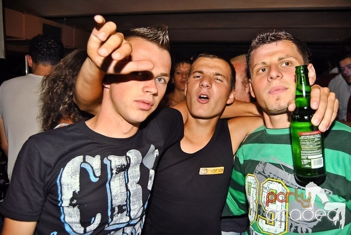 Distracţie de weekend în Club Seven, 