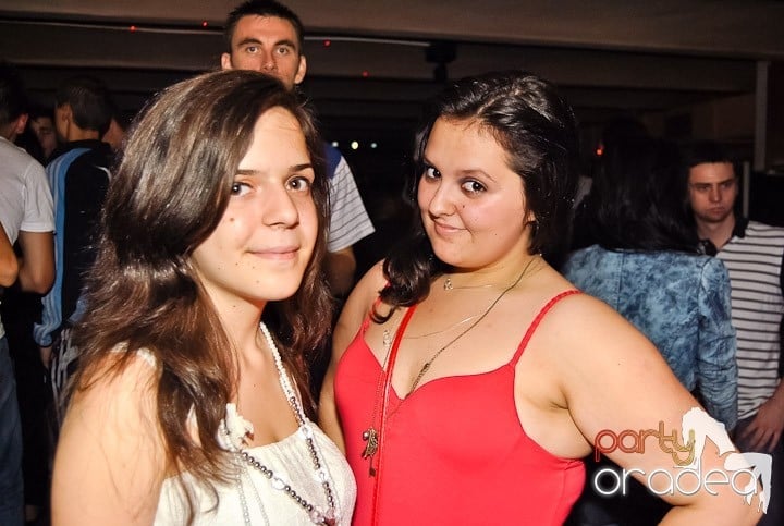 Distracţie de weekend în Club Seven, 