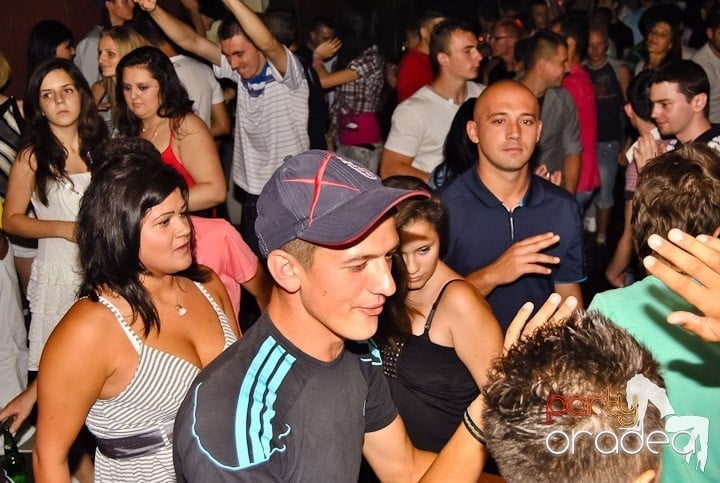 Distracţie de weekend în Club Seven, 