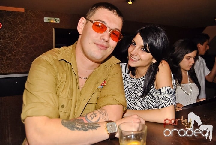 Distracţie de weekend în Club Seven, 