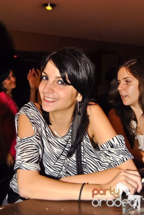 Distracţie de weekend în Club Seven, 