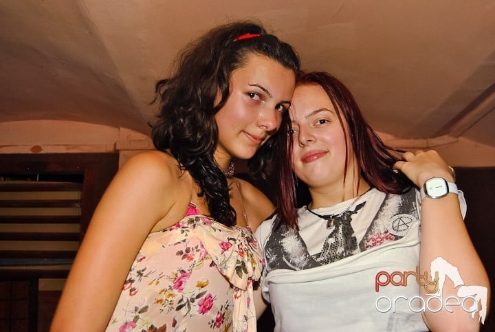 Distracţie de weekend în Club Seven, 