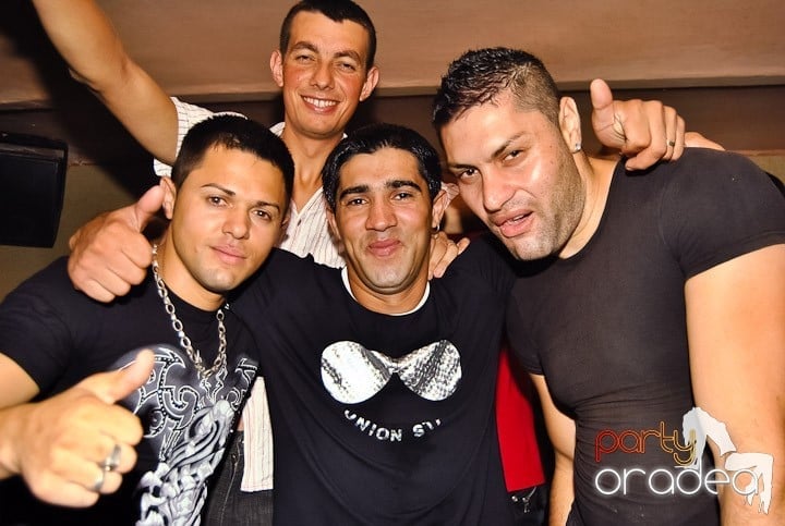 Distracţie de weekend în Club Seven, 