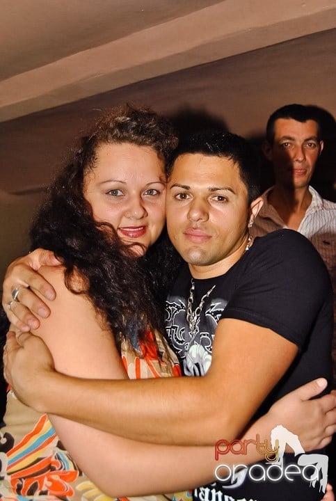 Distracţie de weekend în Club Seven, 